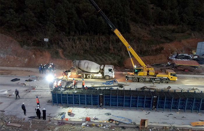 1609226792748482.jpg 首梁澆筑1.jpg