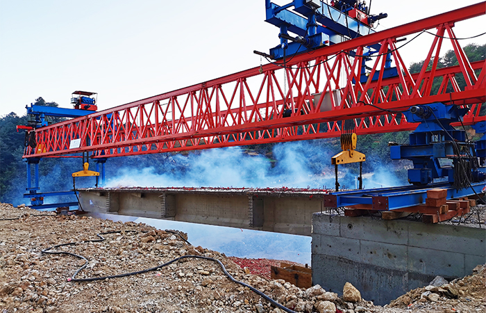 1612236544871440.jpg 施鏈高速二分部白巖子1號大橋首梁成功架設1小圖.jpg