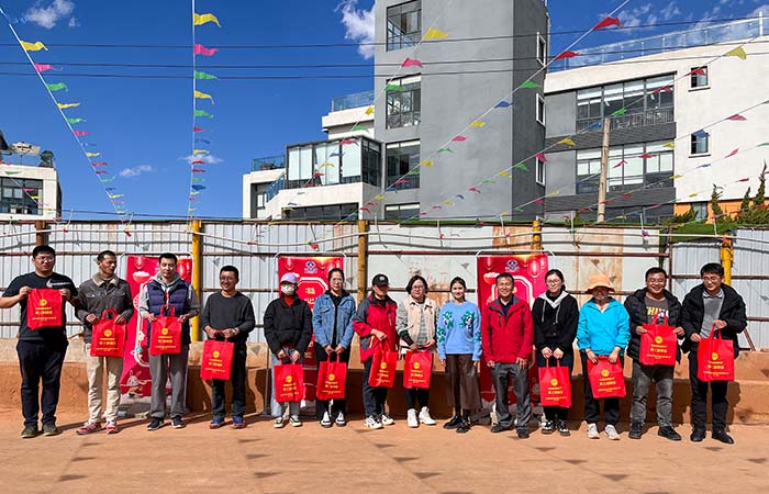 1675736072984383.jpg 小圖發(fā)放幸福建投游園會(huì)紀(jì)念品.jpg